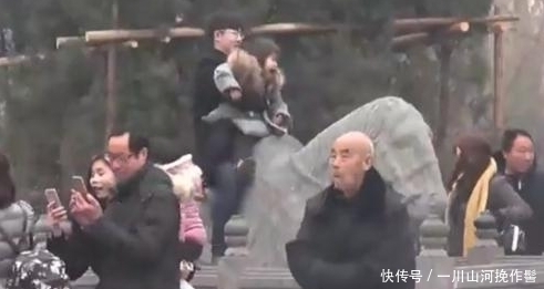 景区游客火爆,千年石马落泪