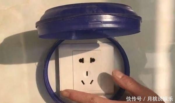 实用|奶粉罐上的盖子别再扔了,粘在插座上超实用,可惜知道的人很少