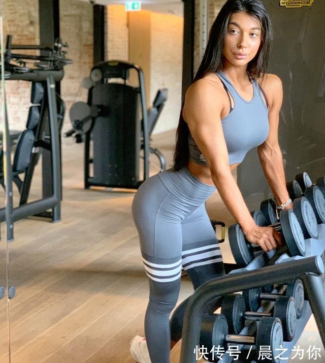 好身材|IFBB健美小姐,肌肉线条完美,球形肩膀迷人,亲授居家三角肌训练