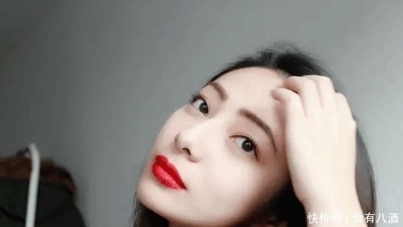 唇纹|你适合涂口红还是涂唇釉?弄清楚3件事,可能你就明白了