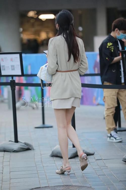  牛仔|街拍：露腰的背心搭配牛仔热裤，展现出美女性感的身姿