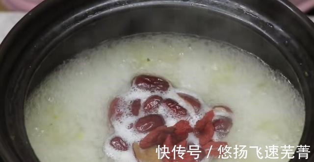 学会一招,做出来的红枣银耳汤好喝不腻、口感软嫩顺滑全家都爱喝!