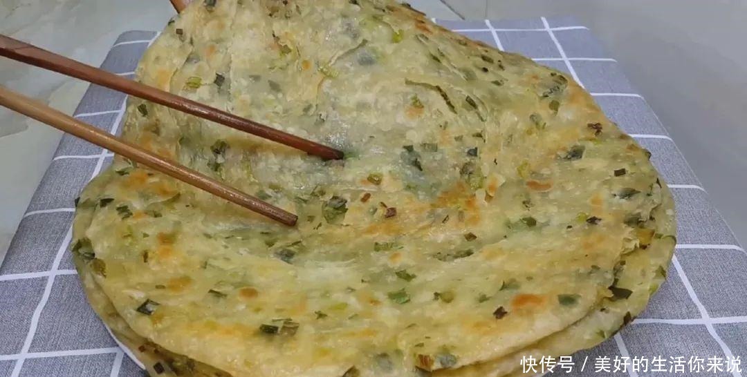  烙饼|烙饼以后就这样做，加1把葱花，张张柔软又筋道，学会天天不起早