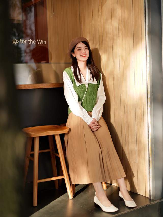 马甲|毛衣马甲背心穿搭指南，泡泡袖衬衫+牛仔裤，怎么看都显得很洋气