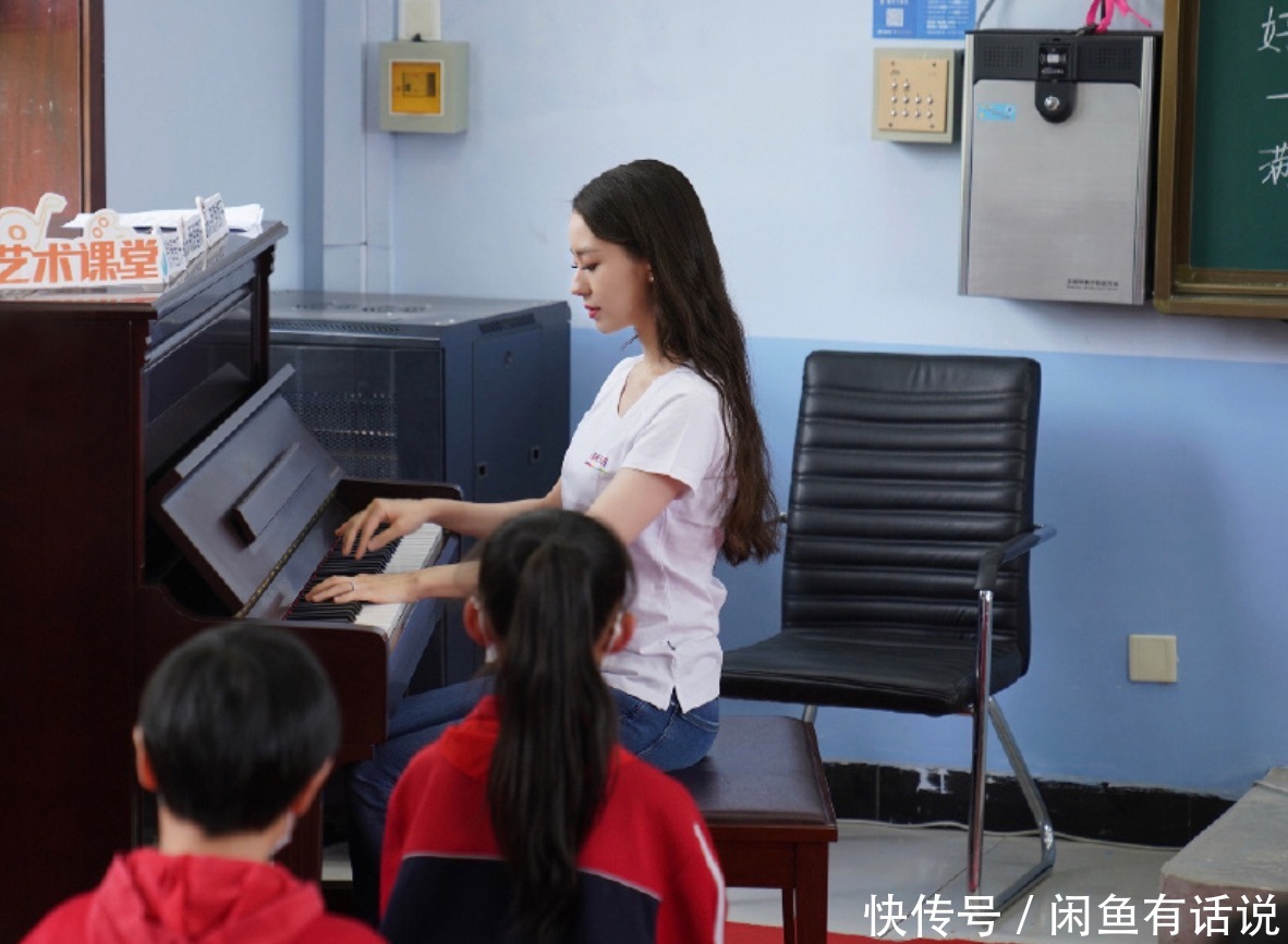 腿裤|吉娜产后恢复神速,又穿针织衫紧身裤秀身材,扎丸子头不像孩子妈