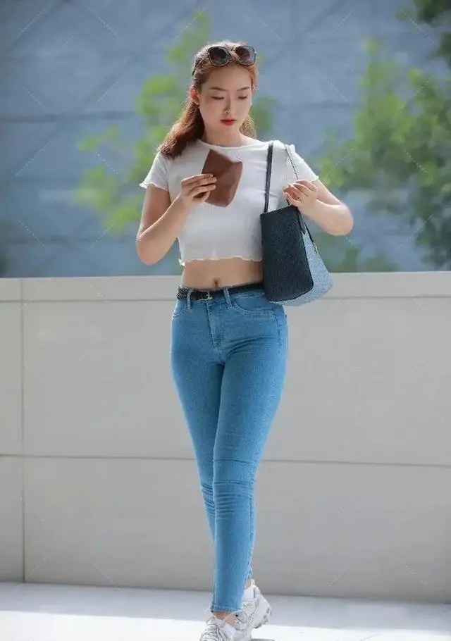 高跟鞋|牛仔打底裤搭配时尚甜美上衣,修长且显瘦,偏复古穿搭