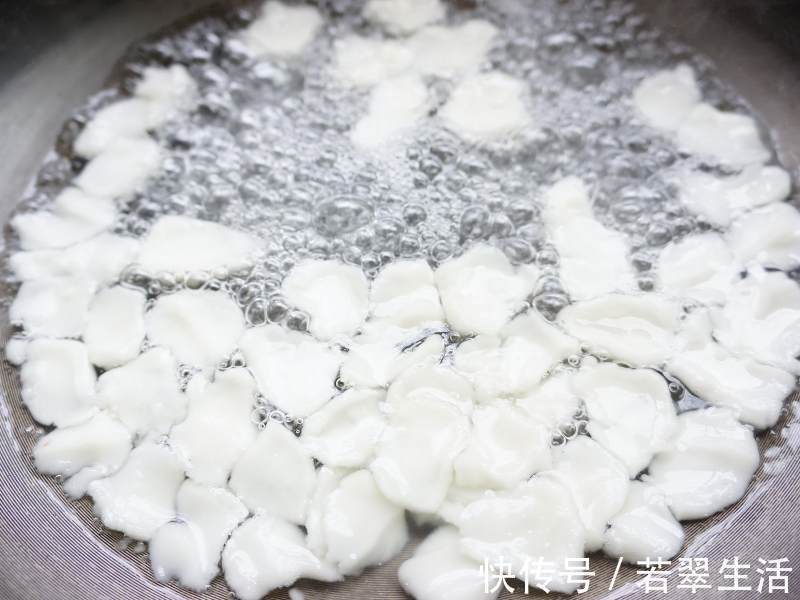 好吃|煮冻饺子,别直接下锅煮!大厨教你三招,饺子嫩滑好吃,不破皮