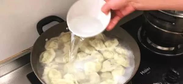 别再水开煮饺子了！老师傅牢记4点，饺子鲜香筋道足，不破皮