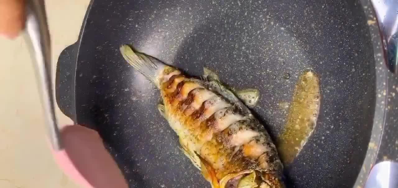 从江西人哪里学来的红烧鲤鱼,味道独特汤汁鲜美,担保1滴都不剩