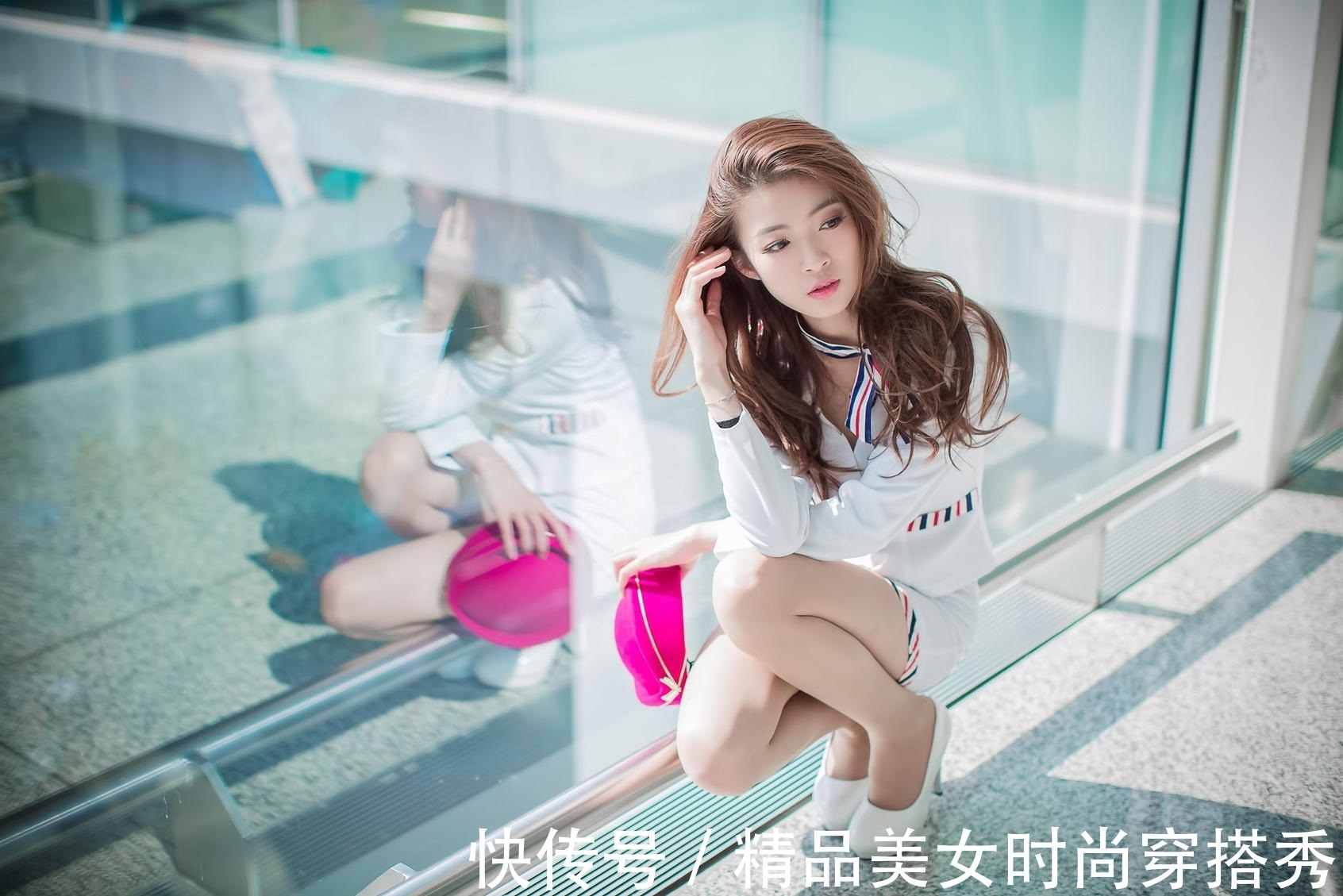 女人味|白色的套装,简约优雅,搭配白色的高跟鞋,职业干练又不失女人味