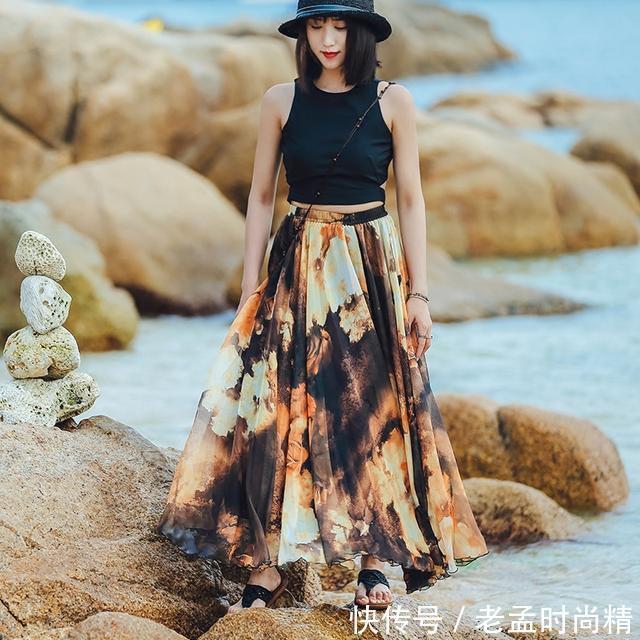 女人味 轻盈飘逸的雪纺,搭配印花而成的长款半身裙,浓浓的尽是女人味