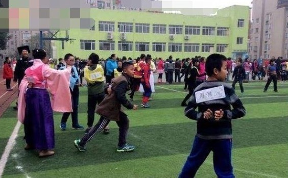 剧本|被电视骗了,原来“撕名牌”这么拍出来的,难怪赵丽颖说都是剧本