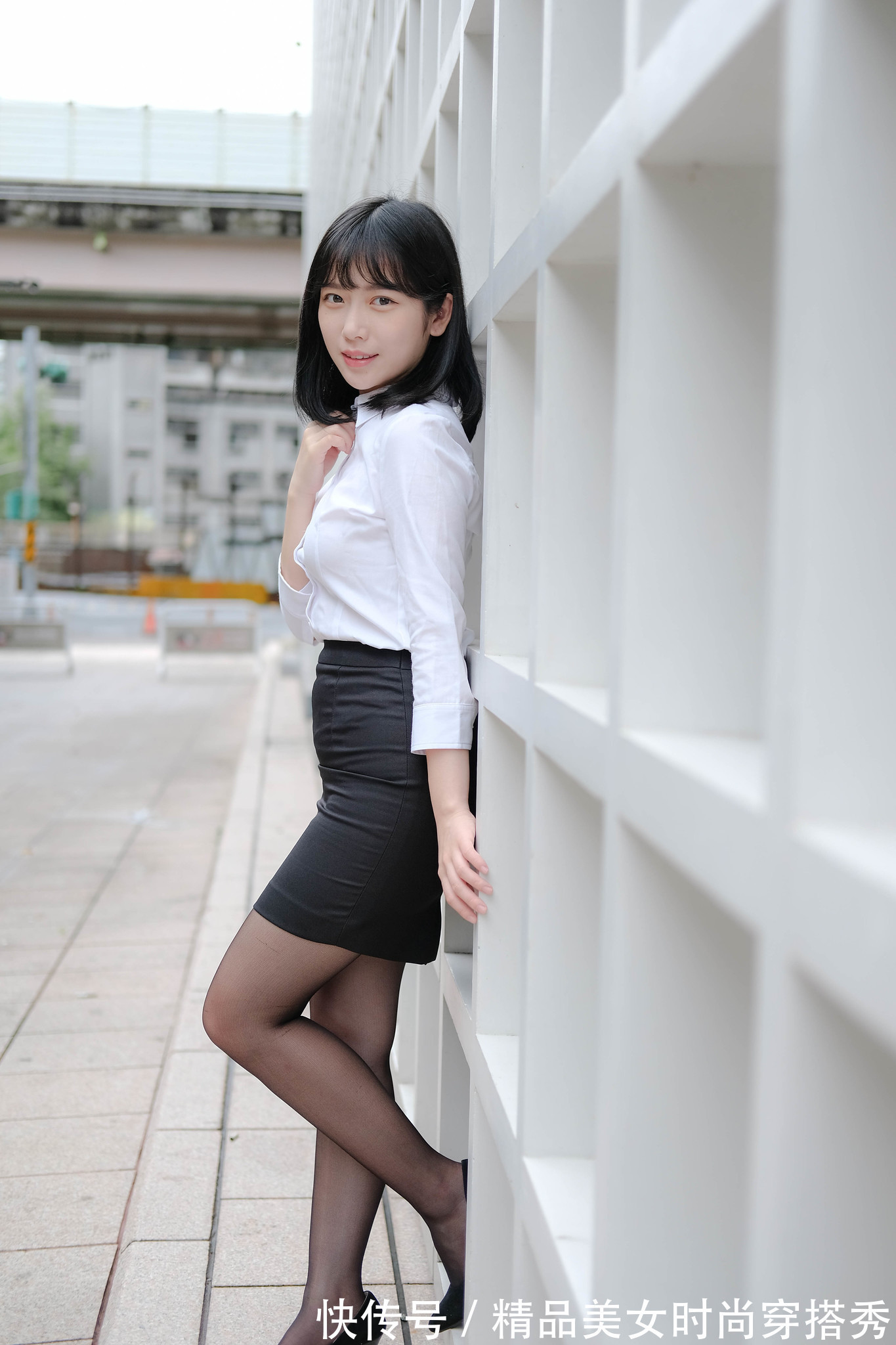 高腰|经典的白色衬衫，搭配高腰的黑色短裙，经典的黑白搭配简约时尚