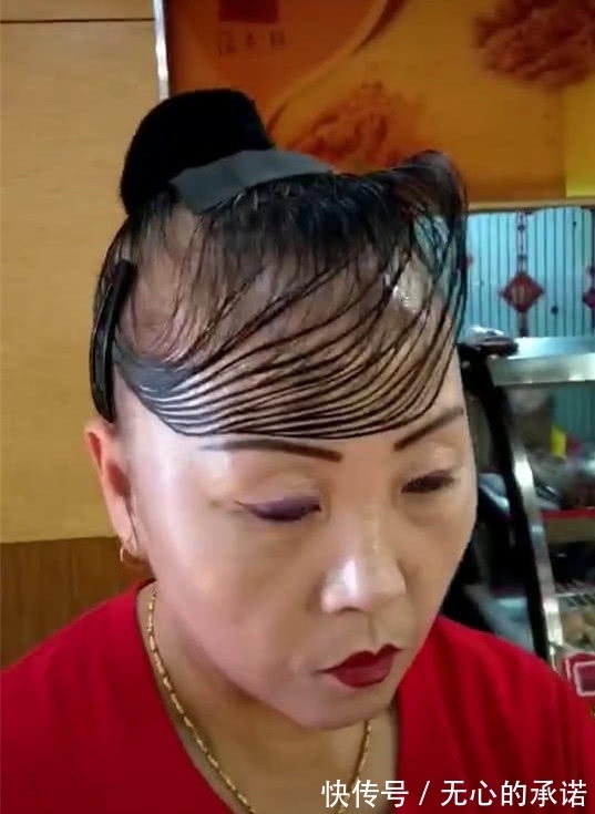 阿姨 阿姨的新发型很吸睛,头发稀疏,90后女生:仿佛看见未来的自己