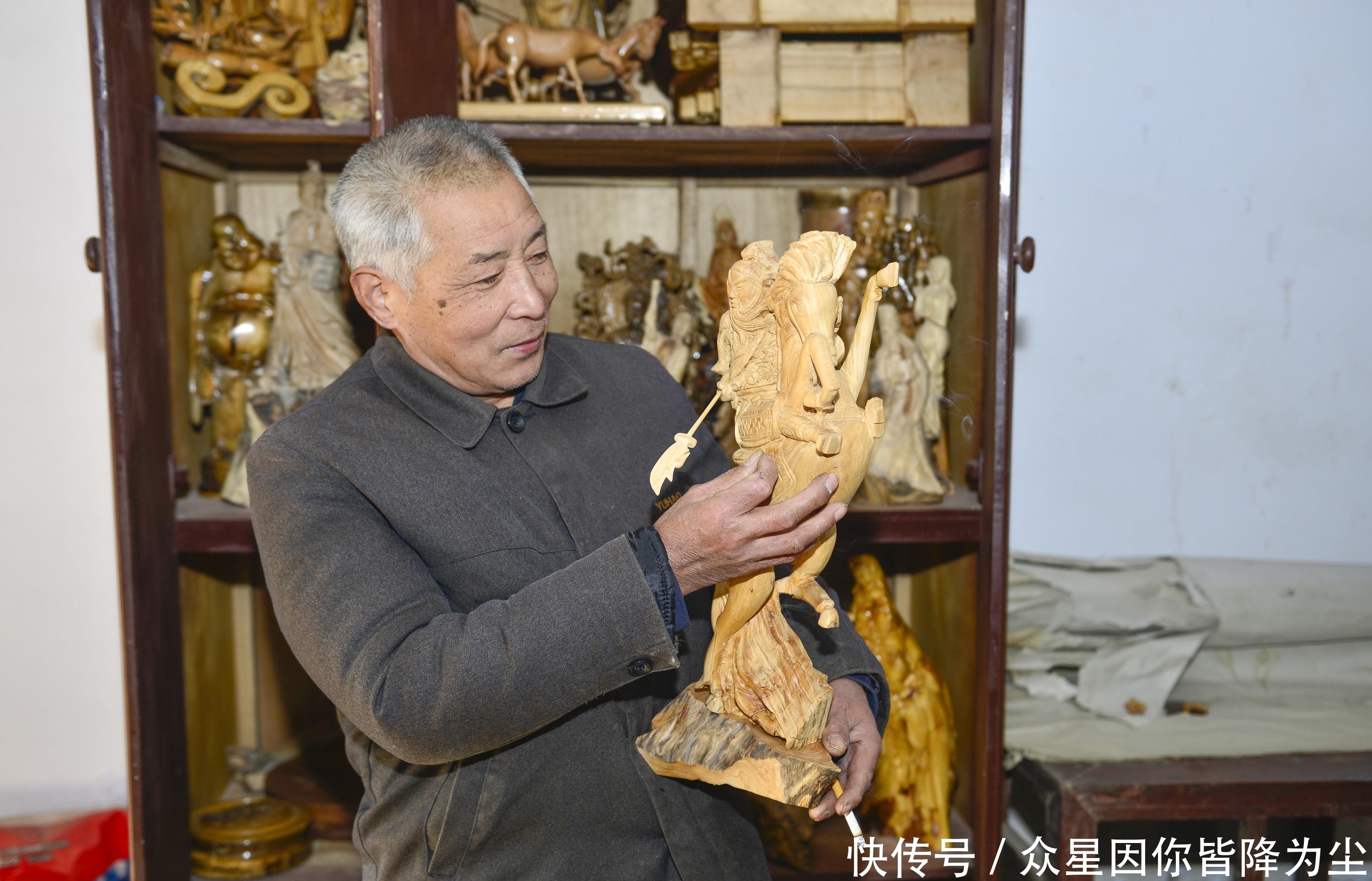 技艺|70岁老人40年如一日一把刻刀坚守木雕技艺,笑称不为挣钱只为子孙