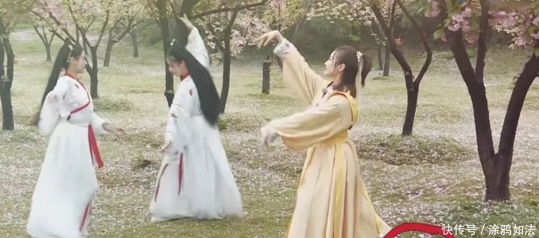 黄旭熙 《奔跑吧》太尴尬:黄旭熙叫错周也角色名,李纯跳樱花舞好违和