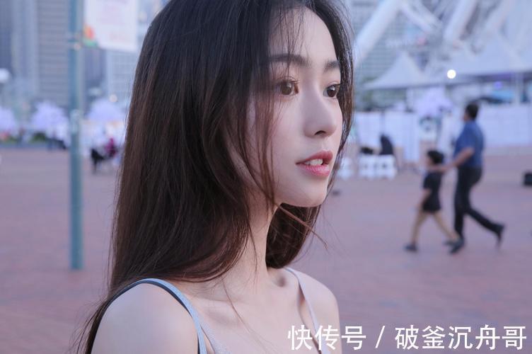 |搞笑段子:二货闺蜜包被抢了,无比委屈,竟然还怕小偷揍她