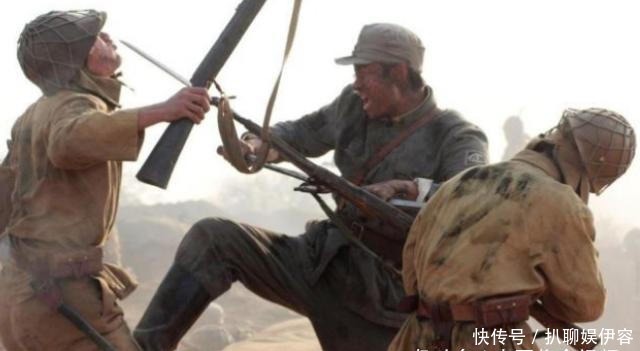 敌人|在拼刺刀时,敌人为何不拿枪直接扫射,反而是配合呢?