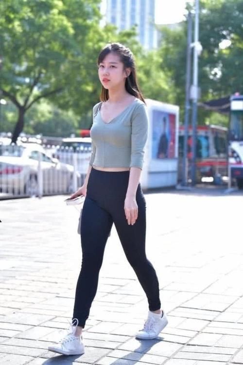 范儿|美女浅绿色中袖,搭配瑜伽裤,女神范儿十足时尚感拉满!