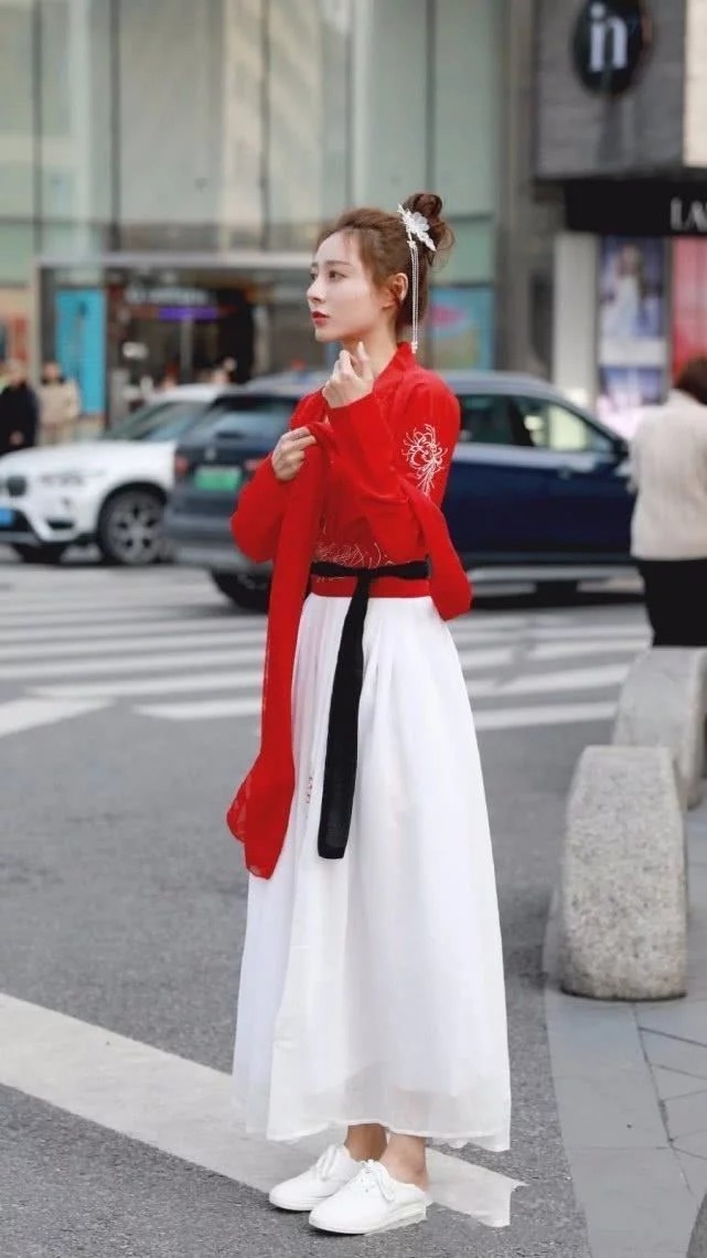 街拍:清新素雅的美女,淡粉色的裙子柔美大方,活力十足