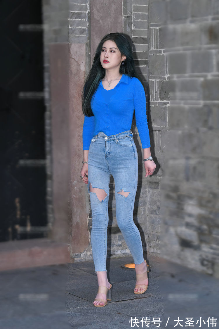 街拍|美女街拍:上衣是潮流的混色条纹,搭配破洞的牛仔裤,穿出了自己的味道