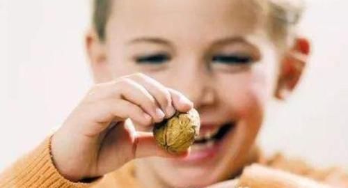 新生儿|3个月婴儿突发肺气肿送急救,医生查出原因后连摇头无知坑娃