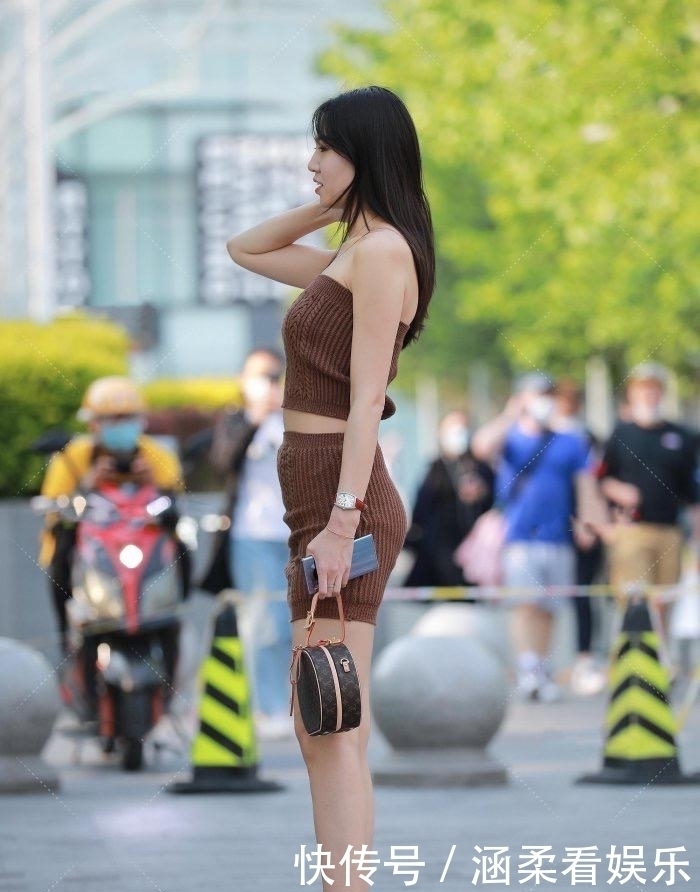 这谁看得懂,上衣和裤子一模一样,也不怕穿跑偏了