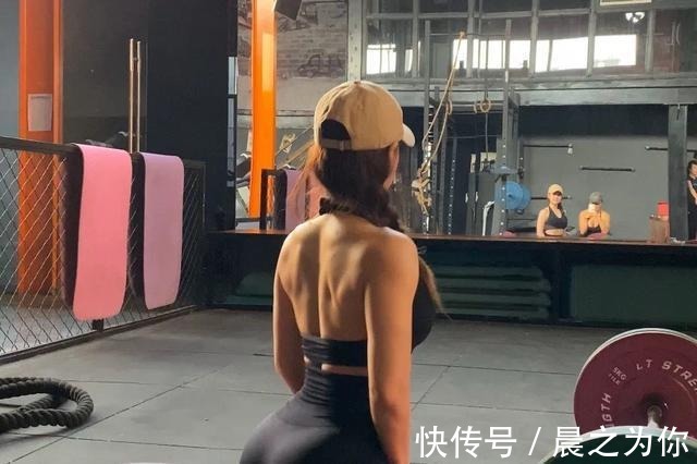 髋部|健身网红Whitney Simmons,自律的身材让人羡慕,2个动作get同款