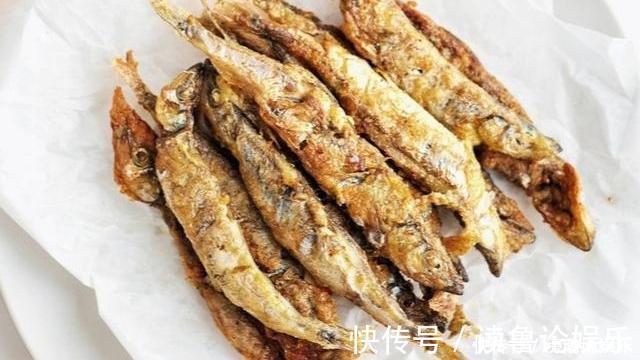 多春鱼|煎鱼时，记住2个要点，不管啥锅啥鱼，都不破皮不粘锅，鱼肉鲜嫩