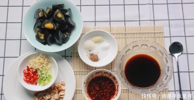 吃光|皮蛋这样做才好吃，香辣过瘾还解馋，一整盘都吃光！