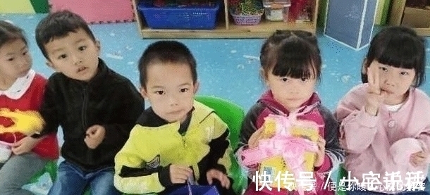 互换|幼儿园圣诞互换礼物,宝妈用千元文具只换回纸人,看到价格更崩溃