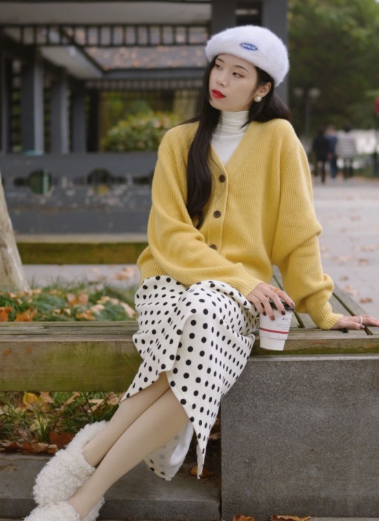 鹅黄色|针织衫别穿大地色,试试“流行色”,显白显气质,搭配裙子真美!