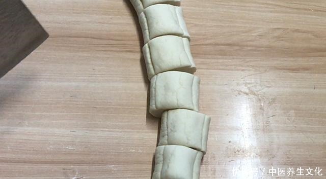 教你做奶香开花馒头,一擀一卷,口感劲道,简单可行,孩子很爱吃