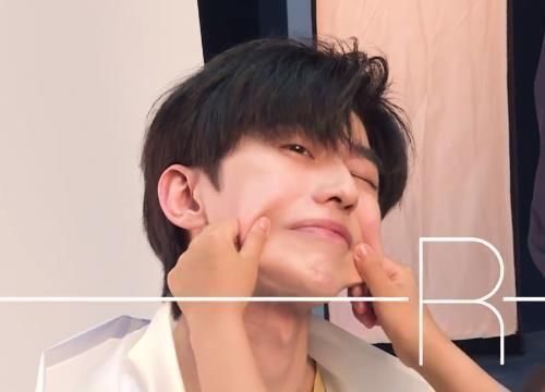 跑男家族被小女孩捏脸，郑恺一脸嫌弃，蔡徐坤的反应却尽显宠溺