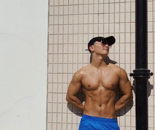 男人|90后帅气小伙,打造出立体胸肌,男人如何练习胸大肌?