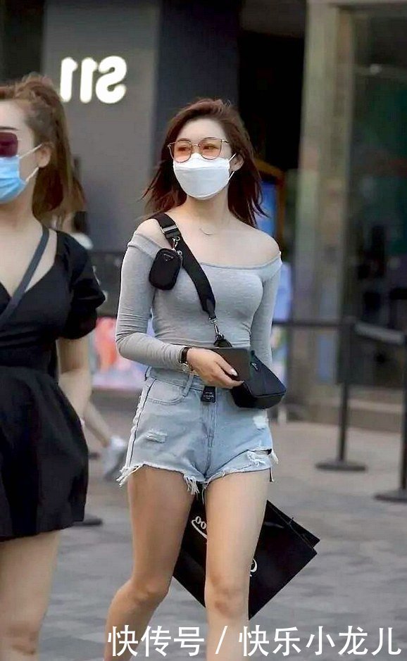 百搭 真敢穿!破短裤穿着凉快又百搭,时髦感十足!