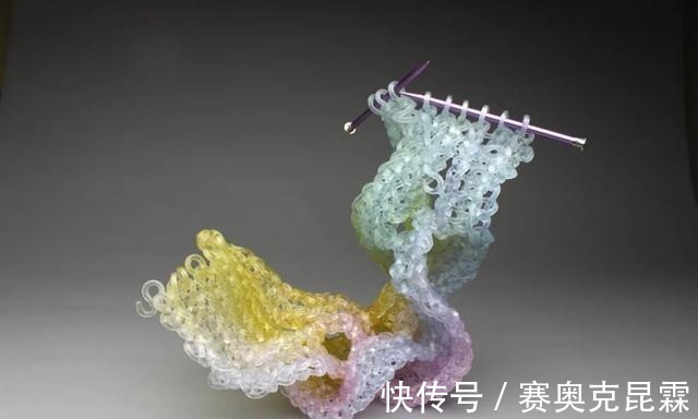 色彩#她是用玻璃雕塑“织毛衣”的第一人,这质感极其逼真!手太牛逼了