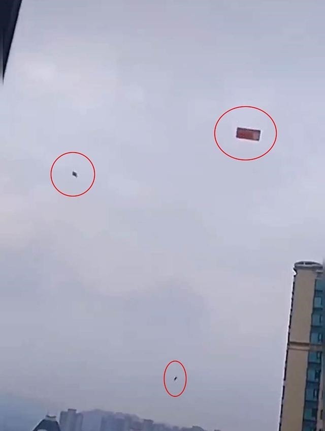 萌娃|2岁萌娃高空抛万元现金,家长只找回3000,网友笑称视金钱如粪土