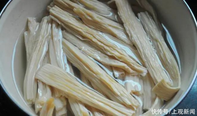 泡腐竹时,可别放到水里就泡