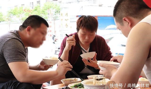 南阳这家16年扣碗老店，每天爆满！去晚了没地方坐！