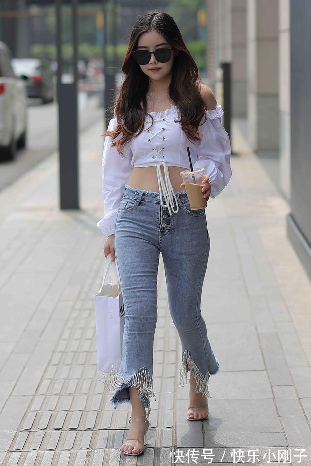 高跟鞋|时尚靓丽又显个性的穿搭，牛仔裤配长袖一字肩，清新时髦又好看