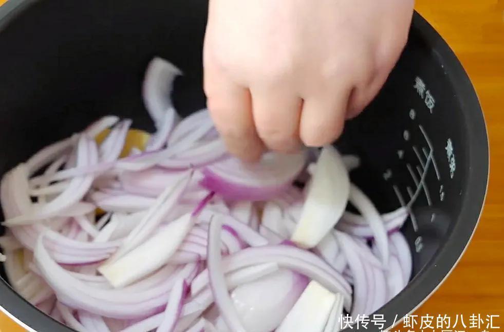 把一整条鱼放进电饭锅里,头一次见这种做法,鱼肉出锅后满屋飘香