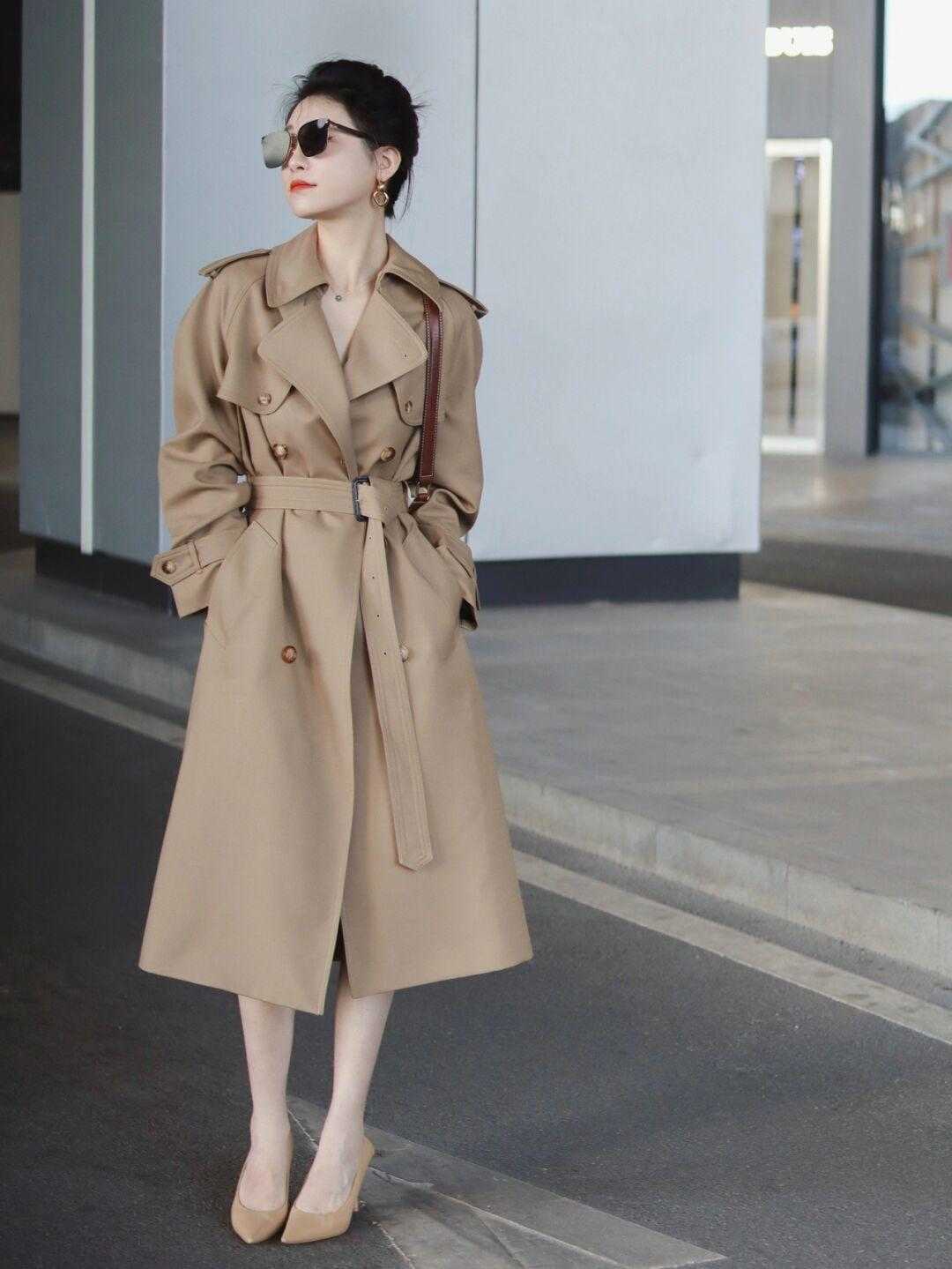 精致女人 裙子配风衣该怎么搭,学会这几招,做个精致女人