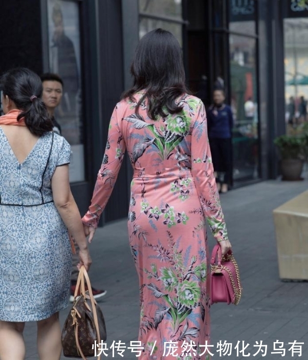 长裙|小姐姐这条长裙像戏服,具有别致韵味