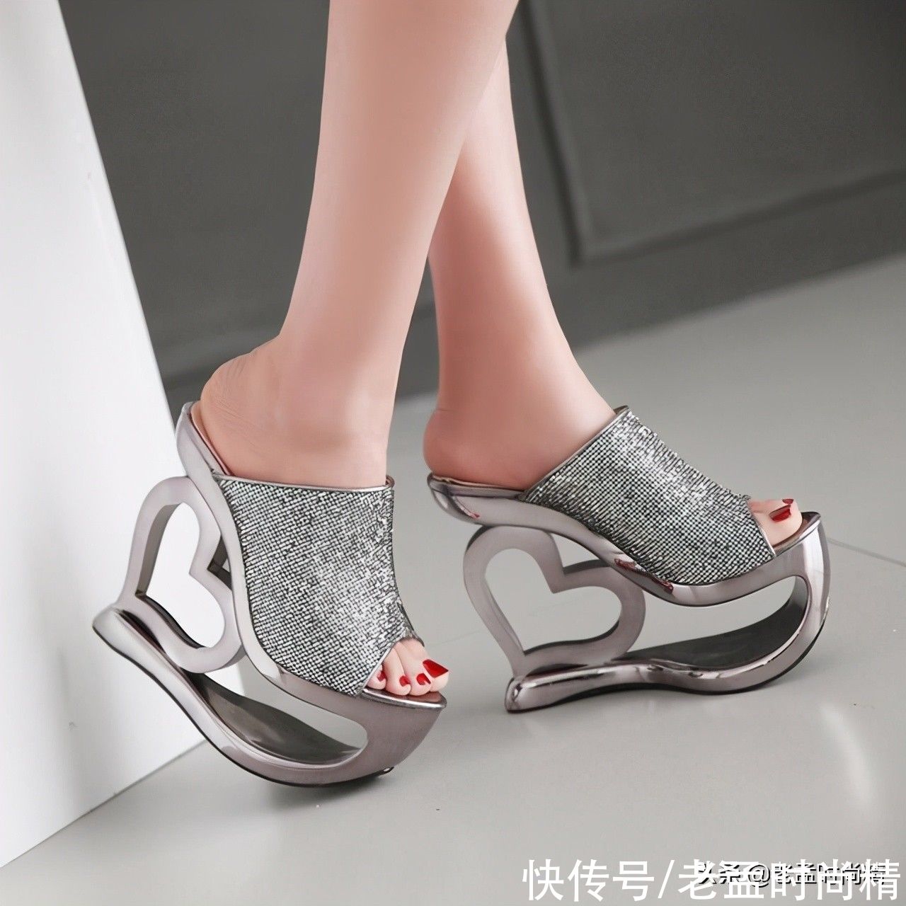 高挑|靓眼别致的异形跟凉鞋，轻松缔造吸睛的高挑性感之美