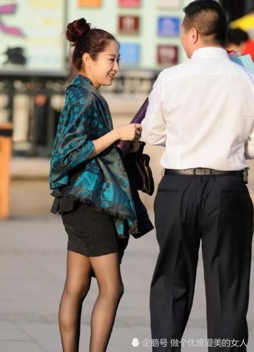 难看|都说苗条身材的女人穿黑丝袜特别美,但你见过连衣短裙配黑丝袜吗,真难看