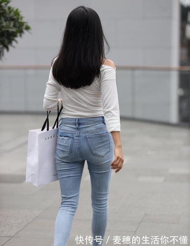 女神 背影女神其实很简单，收腰牛仔裤搭配修身白色T恤就很好看！