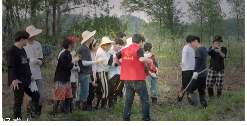 去仓库兑换东西，张艺兴和彭昱畅的选择体现出人品差距！