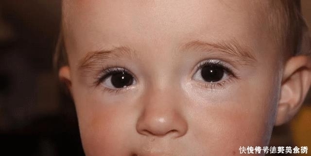 小动作|趁着妈妈不在,宝宝偷偷搬起小脚丫啃了起来,宝妈看后哭笑不得