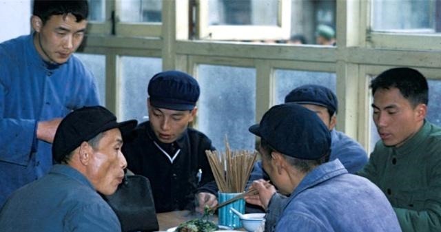 老照片,七八十年代的国营饭店,带你追寻老一辈的美食记忆
